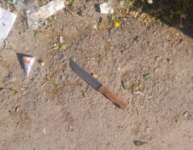 הסכין בזירה במערת המכפלה. צילום: דוברות המשטרה