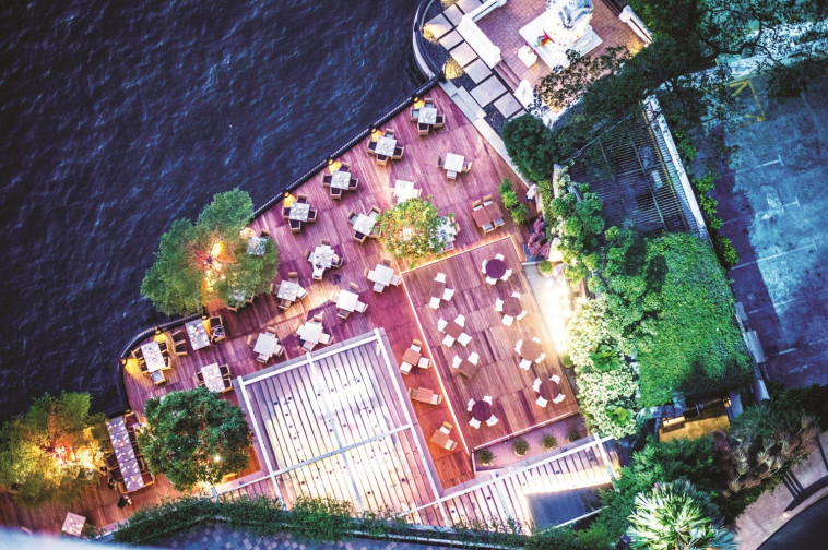 נוף לנהר. מלון השנגרילה