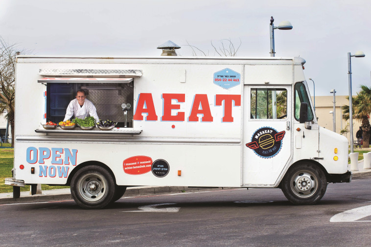 עשר משאיות בטעמים שונים. פסטיבל Food Trucks. צילום: שרית גופן