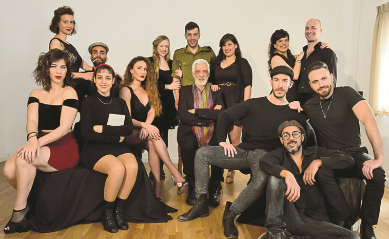 חוזר למקורות. דנקר וצוות ההצגה &quot;עץ השקד של נאני&quot;. צילום: מיקה קושלביץ'