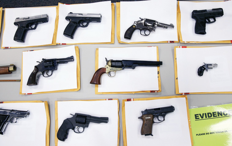 תפיסת כלי נשק בשיקגו. צילום: רויטרס