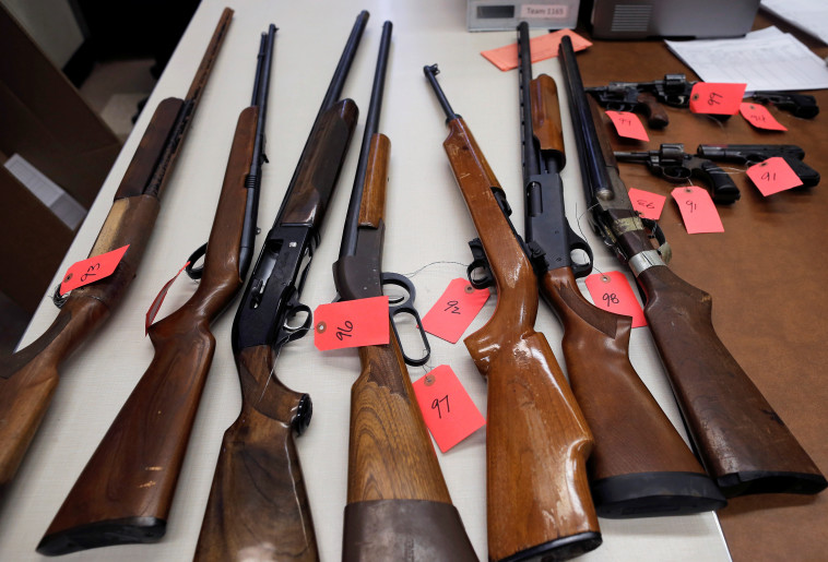 נשקים שנתפסו בשיקגו. צילום: רויטרס