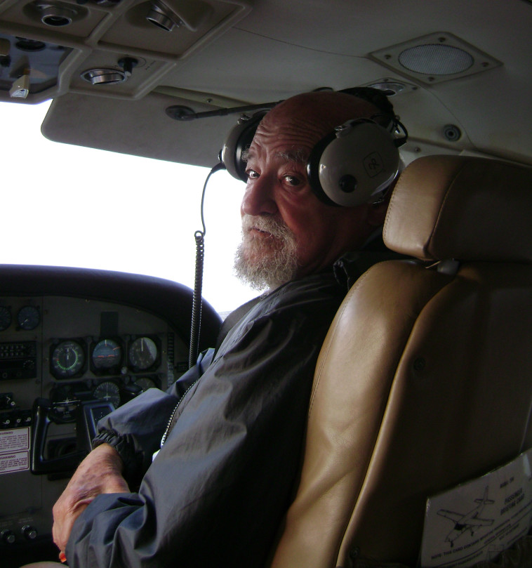 יהודה ארבל במטוס הדקוטה. צילום: באדיבות המשפחה