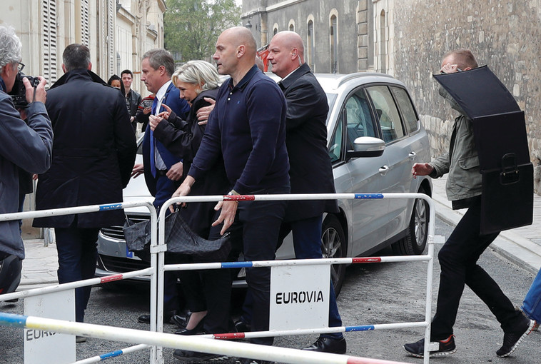 לה פן נמלטת מהמפגינים נגדה. זוכה לירידה חדה בתמיכה בה לאחר העימות. צילום: רויטרס