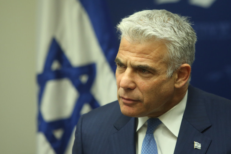 לפיד. "הוא מקבל כפיים ואני המלצות". צילום: יונתן זינדל, פלאש 90 לפיד. "הוא מקבל כפיים ואני המלצות". צילום: יונתן זינדל, פלאש 90