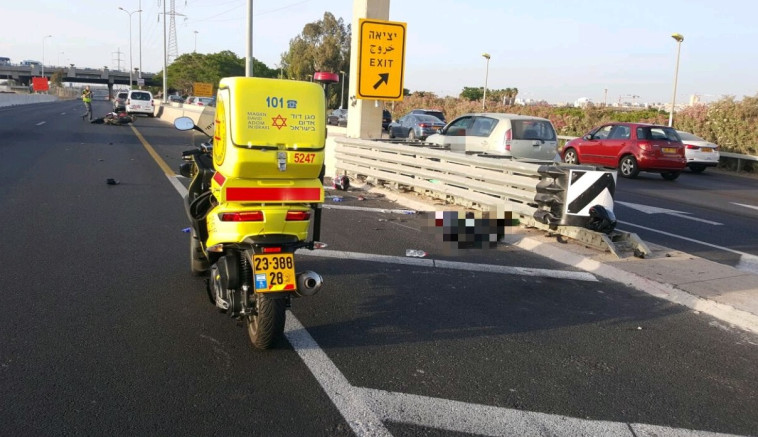 אזור תאונת הדרכים בכביש 20. הנהג נפטר מפצעיו בדרכו לבית החולים. צילום: תיעוד מבצעי מד&quot;א