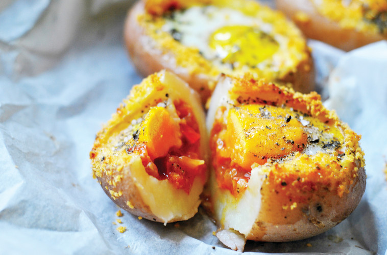 תפוחי אדמה ממולאים בשקשוקה. מבשלים עד שתפוחי האדמה מתרככים, אך לא לגמרי. צילום: פסקל פרץ רובין