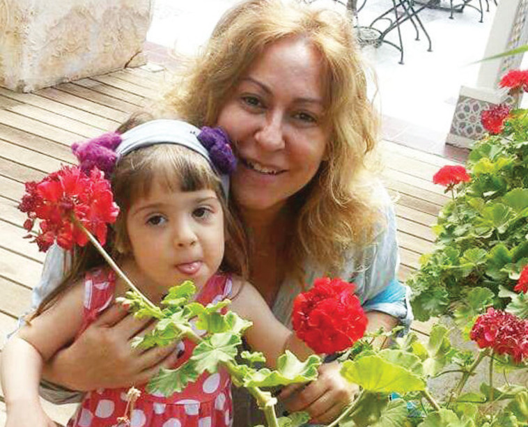 טליה חן יופה ובתה אלה. החליטו לוותר על שפת הסימנים. צילום פרטי