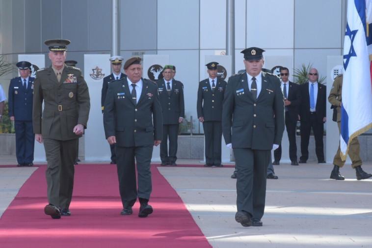הרמטכ&quot;ל איזנקוט והגנרל דנפורד בטקס שנערך בקריה, צילום: אבשלום ששוני