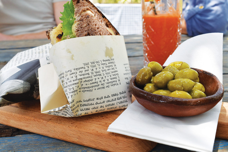 לחמל'ה. קיוסק קטן ואינטימי בחצר רחבת ידיים. צילום: מיטל שרעבי