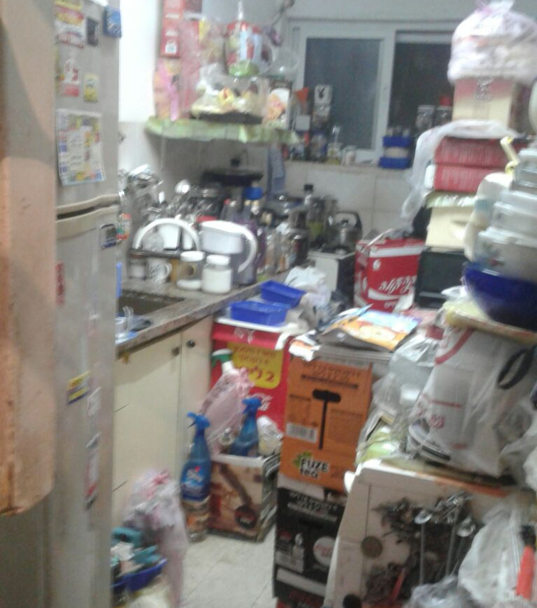 בתוך הבית בו היה כלוא הנער בן ה-14. צילום: אבשלום ששוני