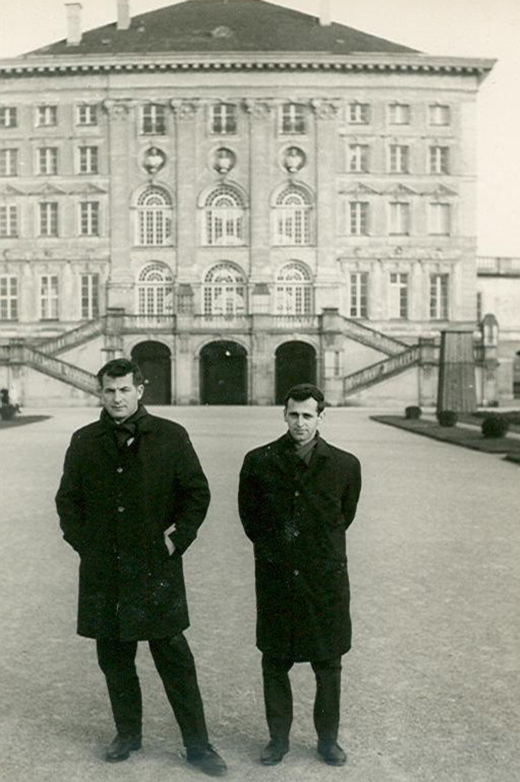 טוביה פיינמן ואפרים לפיד בשליחות בחו&quot;ל. צילום: באדיבות המשפחה