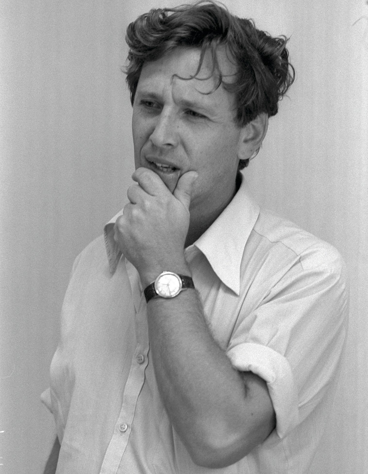 עמוס עוז. שלח לבגין מכתב ברכה לאחר החתימה על הסכם השלום עם מצרים. צילום: חנניה הרמן