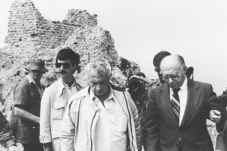 בגין עם שרון בבופור לאחר כיבושו. זכו לביקורת רבה לאחר מלחמת לבנון הראשונה. צילום: ארכיון צה&quot;ל ומערכת הביטחון