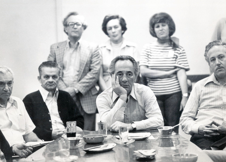 פרס בלשכתו לאחר ההפסד בבחירות 1977. המהפך עורר תדהמה. צילום: שמואל רחמני