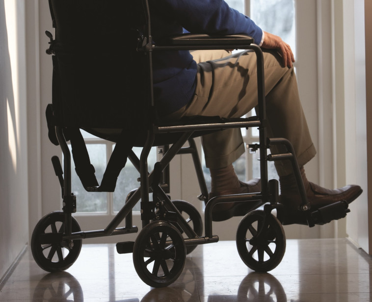 קשיש על כסא גלגלים. צילום: אינגאימג'