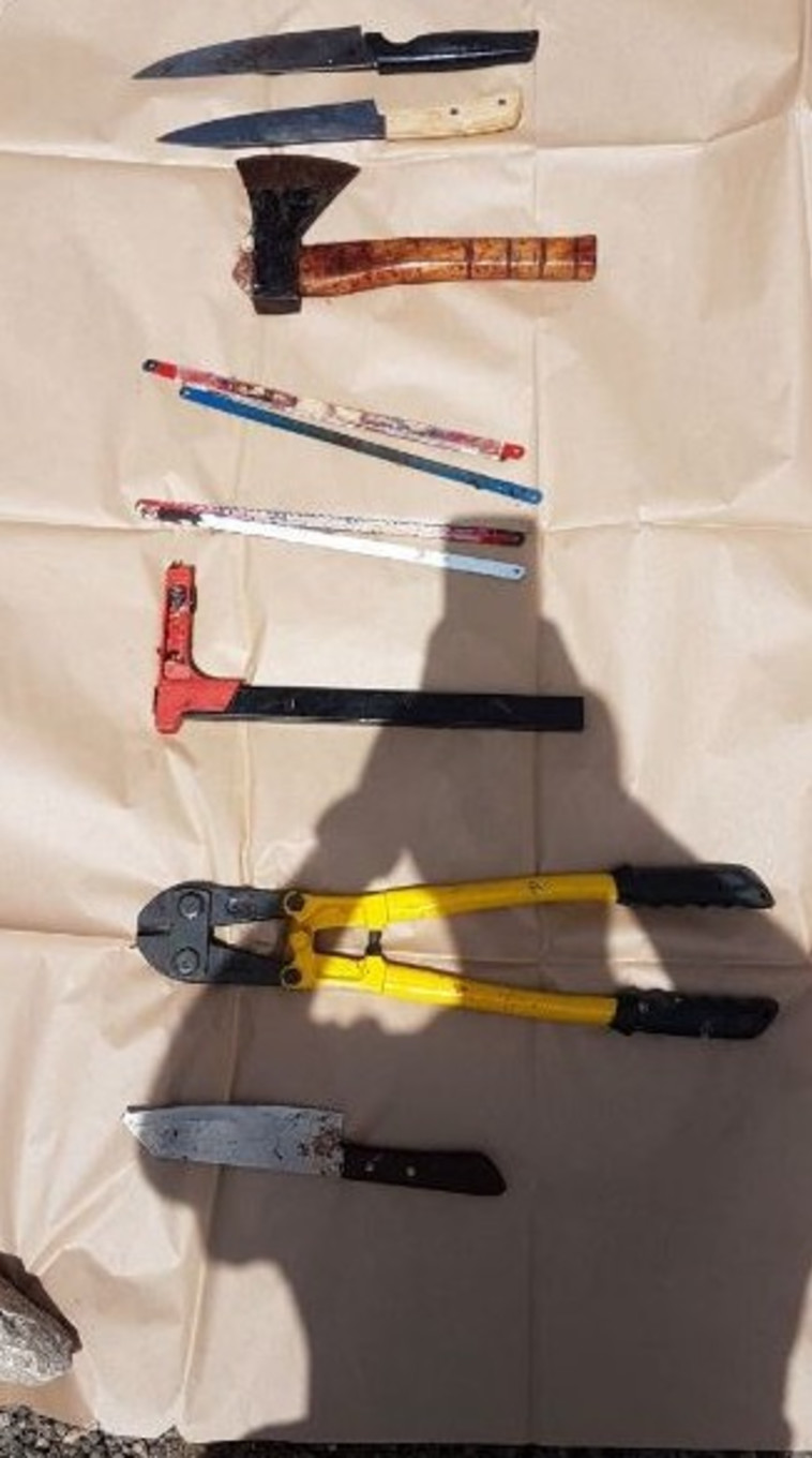 כלי הרצח שנמצאו בזירה בירושלים. הנחקרת הודתה בשימוש בהם. צילום: דוברות המשטרה