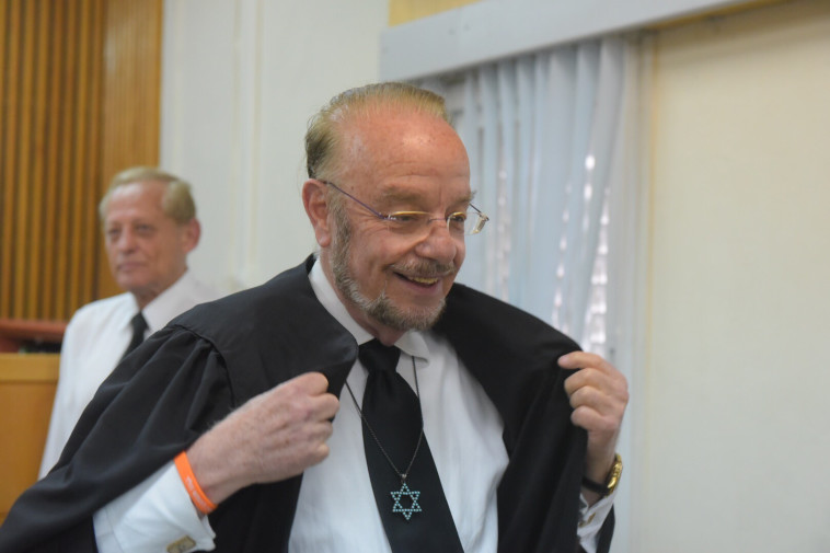 עו&quot;ד שפטל. עורכי דינו של אזריה הפכו את המשפט למופע סר טעם. צילום: אבשלום ששוני