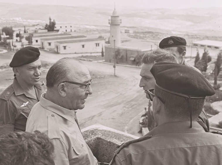 כהרגלו, פסח על שני הסעיפים. לוי אשכול, צילום: אילן ברונר, לע&quot;מ