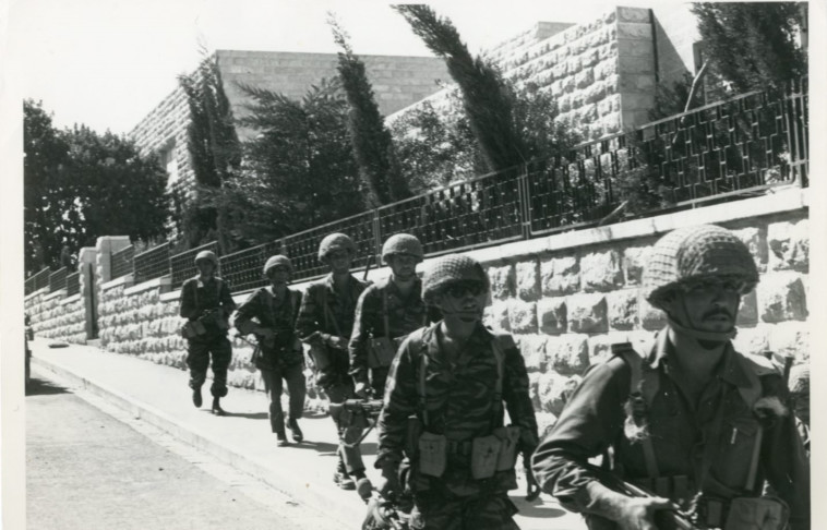 להבדיל משאר הגדה, ירושלים סופחה. צנחנים ברחובות העיר, צילום: במחנה