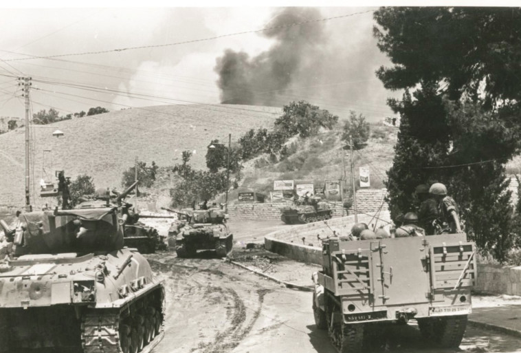 יגאל אלון הרגיש שהירדנים &quot;סידרו אותנו&quot;. טנקים בדרך לירושלים, צילום: במחנה