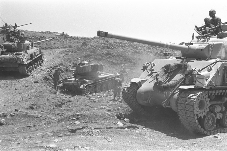 נסיגה תמורת פירוז. טנקים ישראלים ברמת הגולן, צילום: אסף קוטין, לע&quot;מ