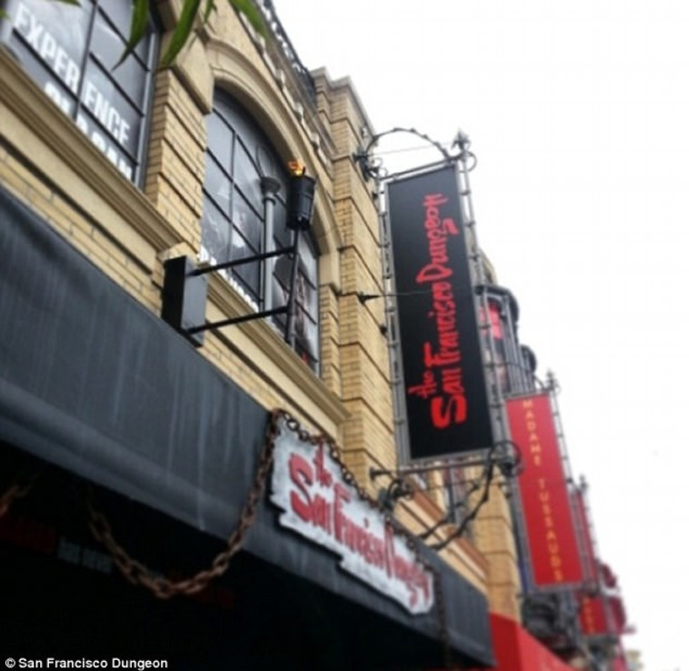 הדנג'ן הוא אטרקציית תיירות שמלמדת בצורה כיפית על אירועים היסטוריים מפחידים. צילום מסך