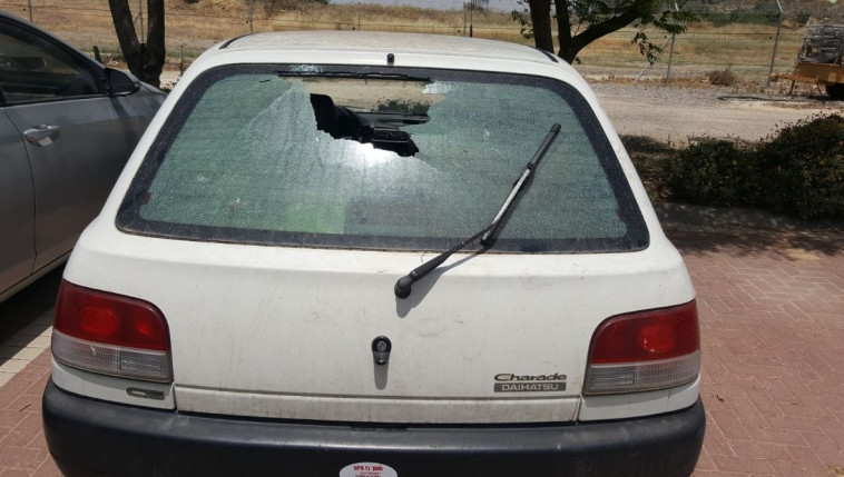 TPS/שמשת רכב מנופצת באזור המהומות. צילום: חיים 