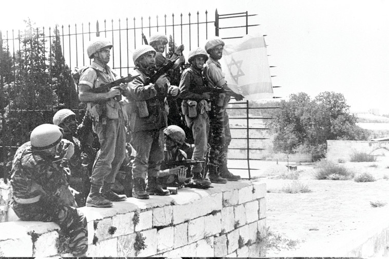 &ldquo;התחלתי לצעוק לכולם: &lsquo;כיפאק', והחיילים ענו: &lsquo;היי'&quot;. הצנחנים תולים את דגל ישראל על הר הבית, 1967 צילום: לע&quot;מ. צילום: לע&quot;מ