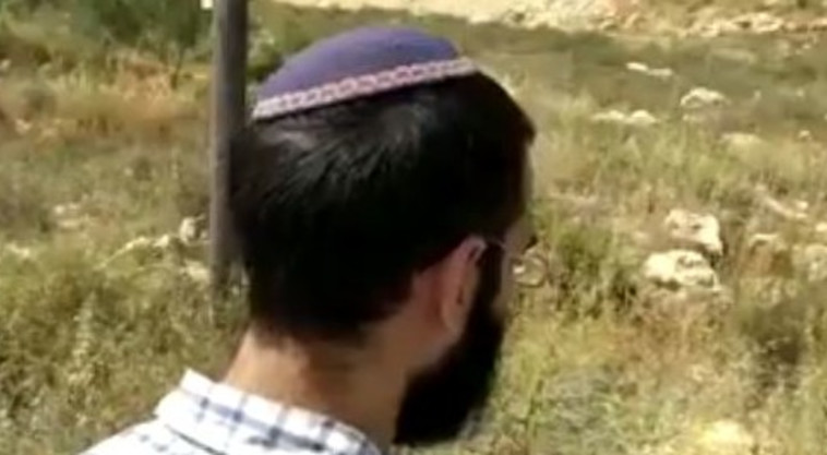 תושב השומרון שירה לעבר מיידי אבנים. צילום מסך תושב השומרון שירה לעבר מיידי אבנים. צילום מסך