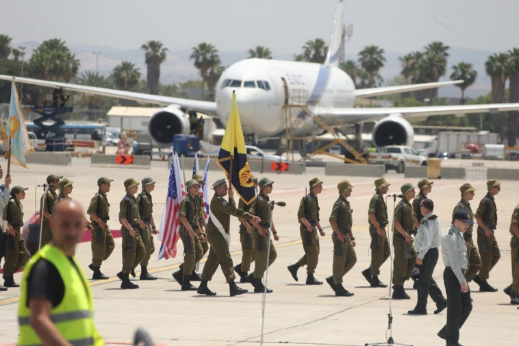 חיילי צה&quot;ל בחזרה לטקס קבלת הפנים לנשיא טראמפ ורעייתו בנתב&quot;ג. צילום: אבשלום ששוני