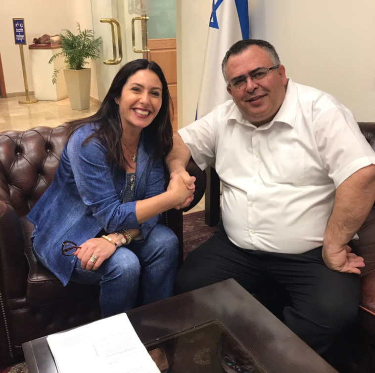 השרה רגב וח&quot;כ ביטן מתפייסים לאחר האירוע. צילום: פרטי