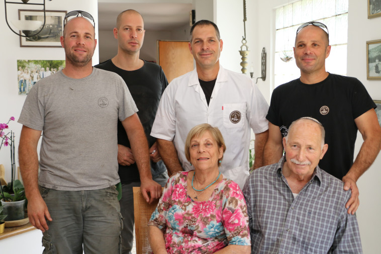 שלמה, רוני והבנים לבית יעקבס. טעם של גבינה משפחתית. צילום:  פסקל פרץ&ndash;רובין וכפיר שמעוני