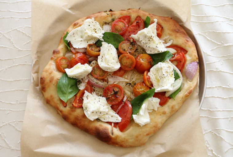 פוקצ&lsquo;ה עם ירקות וגבינת מוצרלה. צילום:  פסקל פרץ&ndash;רובין וכפיר שמעוני 