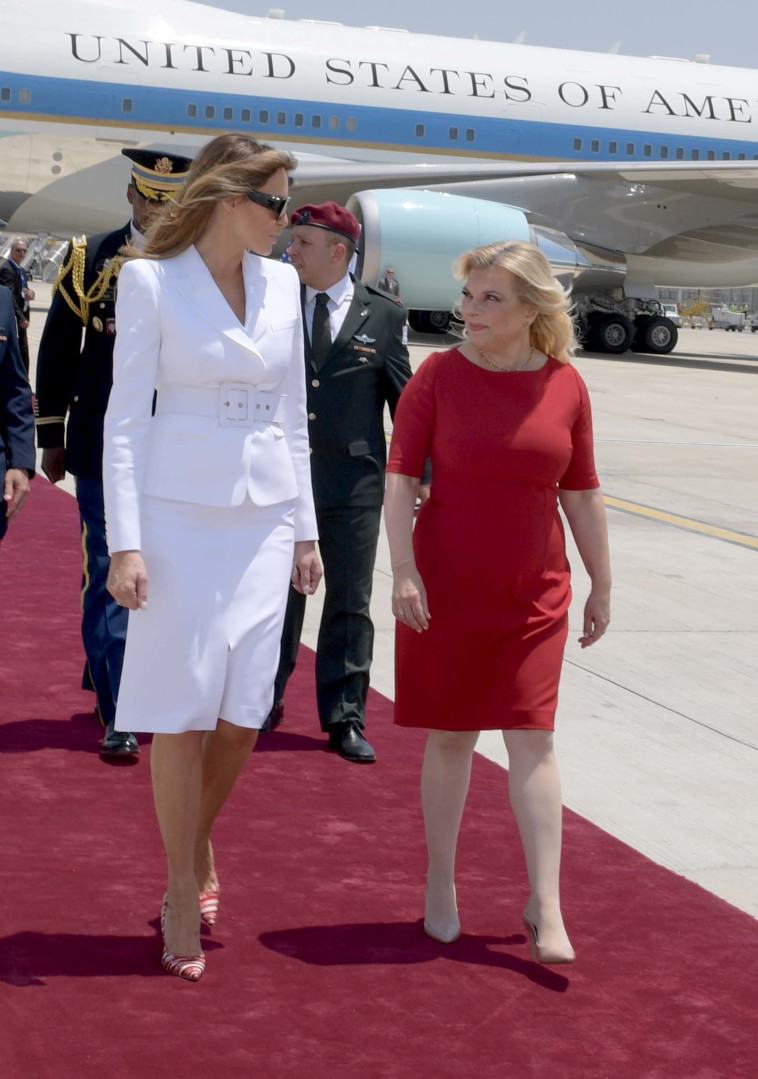 שרה נתניהו ומלניה טראמפ בקבלת הפנים בנתב&quot;ג. צילום: אבי אוחיון, פלאש 90 