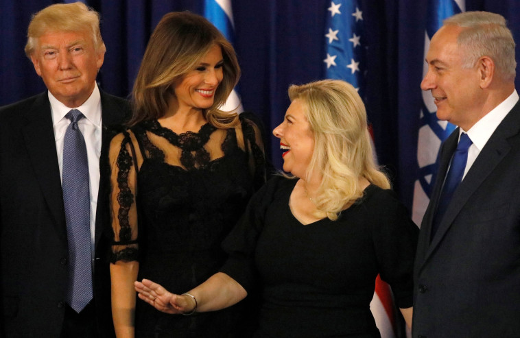 מלניה טראמפ עם בעלה הנשיא והזוג נתניהו. החליפה שתי שמלות לאורך היום. צילום: רויטרס