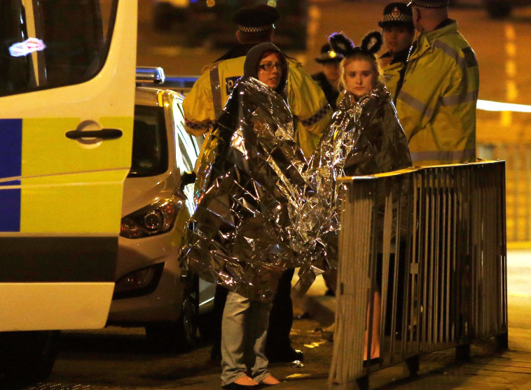 תושבים מבוהלים מחוץ להופעה במנצ'סטר ארנה. צילום: רויטרס