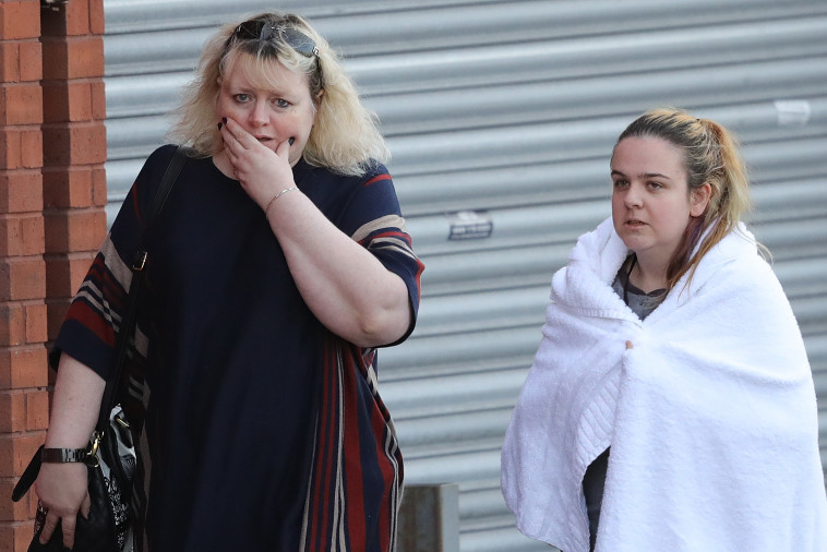 אזרחים המומים מחוץ ל&quot;מנצ'סטר ארנה&quot; לאחר הפיגוע שהביא למות 22 אנשים. צילום: Getti Images 