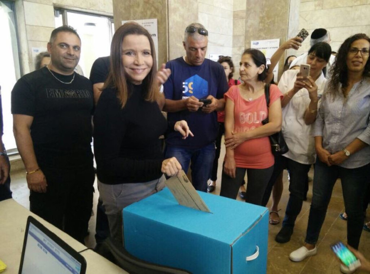 ח&quot;כ שלי יחימוביץ' מצביעה בבחירות להסתדרות. צילום: טוויטר