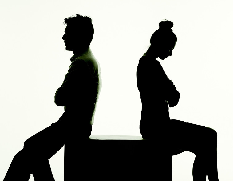 הבעל קיבל שיחות טלפון מהמון נשים, ויצא לבלות לעיתים קרובות. אינגאימג