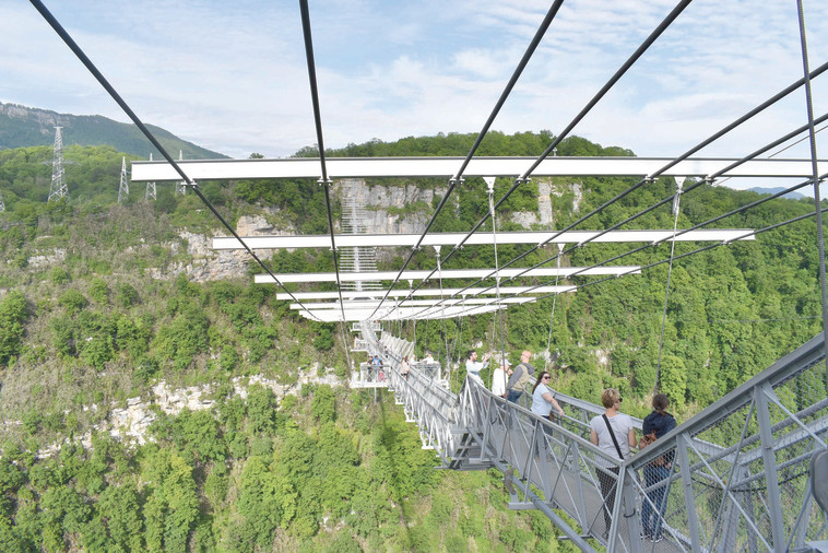 הגשר התלוי ב&quot;סקיי פארק&quot;. צילום: מיטל שרעבי