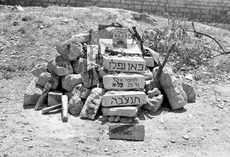 גלעד ללוחמי גדוד 28 פלוגה א של הצנחנים. צילום: אלכס אגור, &quot;במחנה&quot; באדיבות ארכיון צה&quot;ל במשרד הביטחון ו&quot;במחנה&quot;