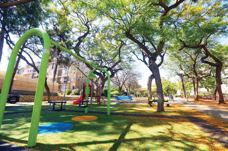 גן משחקים חדש בבית ים. שינוי פנים. צילום: אריאל בשור