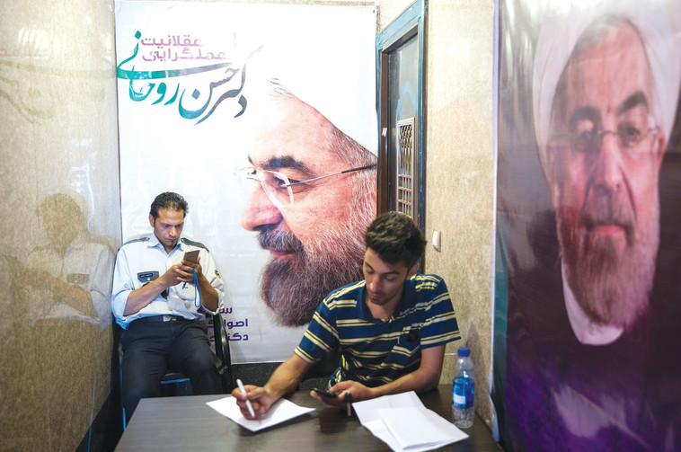 כרזה של רוחאני ביום הבחירות באיראן. השפעתו על הנעשה במדינה היא שולית. צילום: רויטרס