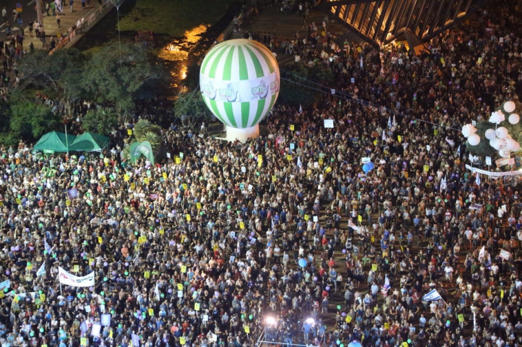 עצרת השמאל בכיכר רבין לציון 50 שנים ל-67. צילום: אבשלום ששוני