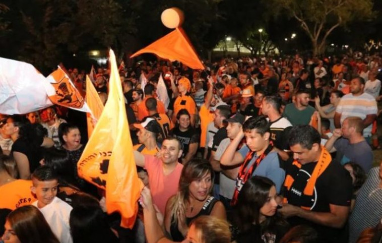 הקהל של בני יהודה. יש לקבוצה עוד כמה אוהדים אשכנזים. צילום: אלוני מור הקהל של בני יהודה. יש לקבוצה עוד כמה אוהדים אשכנזים. צילום: אלוני מור