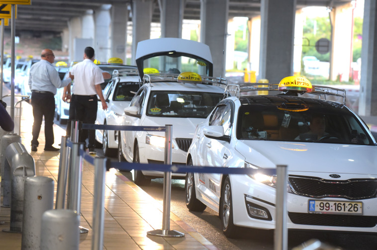נהגי מוניות בנתב&quot;ג. צילום: אבשלום ששוני