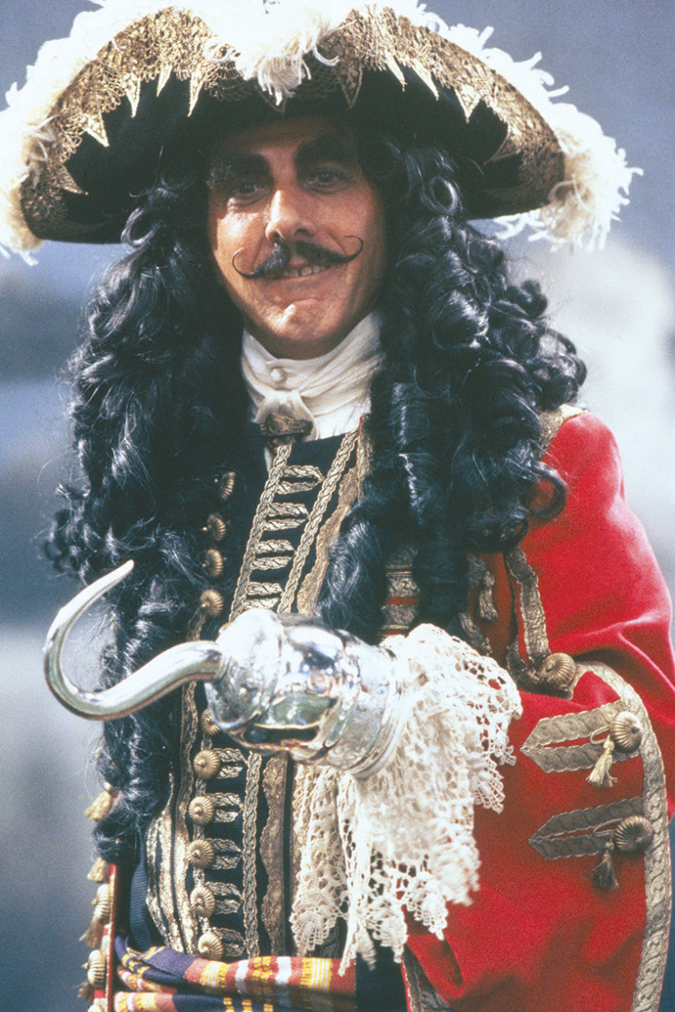 וו במקום יד. קפטן הוק. צילום: באדיבות YES