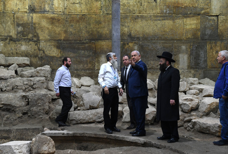 רה&quot;מ במהלך הסיור. הבטיח לפתח את הבירה. צילום: קובי גדעון, לע&quot;מ