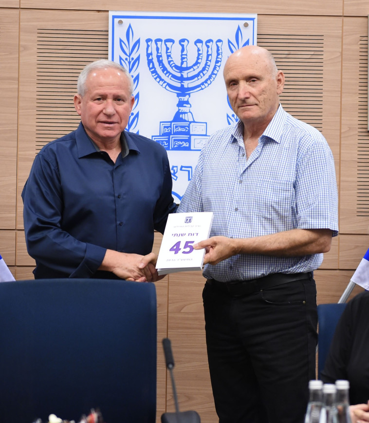 יו&quot;ר ועדת חוץ וביטחון ח&quot;כ דיכטר ונציב קבילות החיילים בהצגת הדוח. צילום: דנה שרגא, משרד  הביטחון